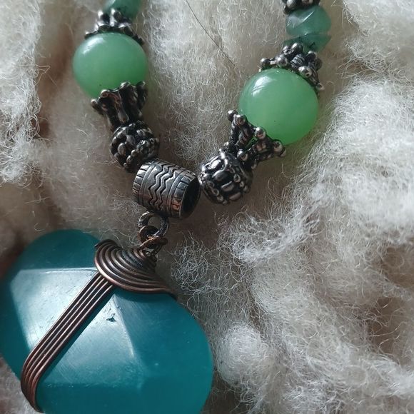 Awesome vintage tribal style necklace in greens - Picture 5 of 7